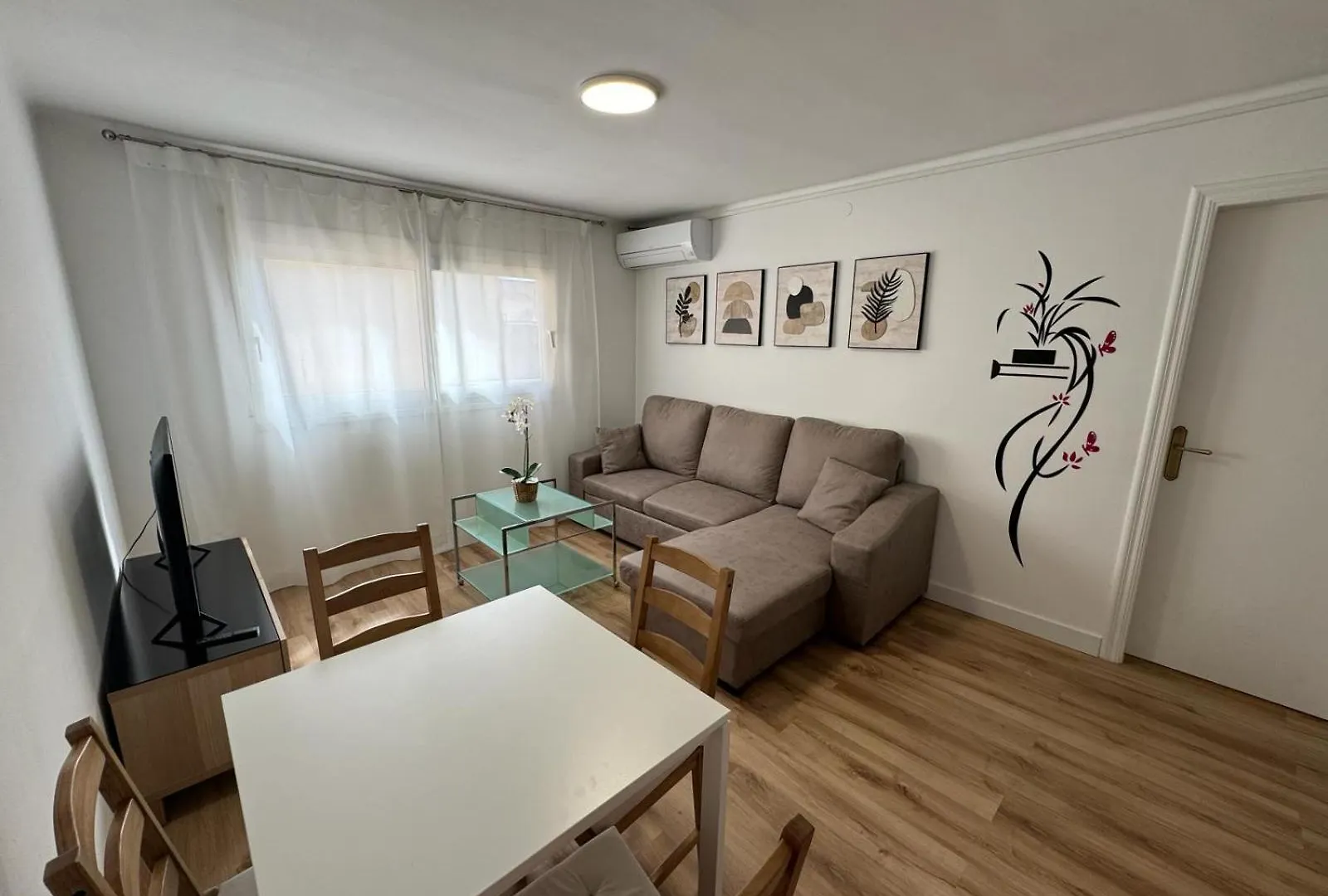 アパート Apartamientos Roger カンブリルス